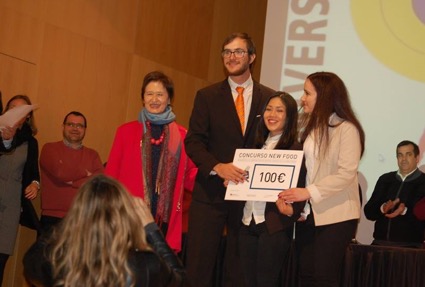 Equipo creador de EGG FUSSION, Ganadores del Premio a la Innovación en nuevos alimentos de la Universidad Miguel Hernández, y la Directora del Instituto de Estudios del Huevo